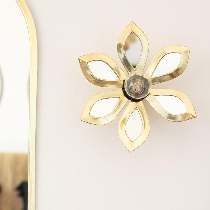 Applique murale miroir LULE fleur laiton doré 30cm dans un intérieur naturel - création Cosydar