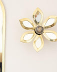 Applique murale miroir LULE fleur laiton doré 30cm dans un intérieur naturel - création Cosydar