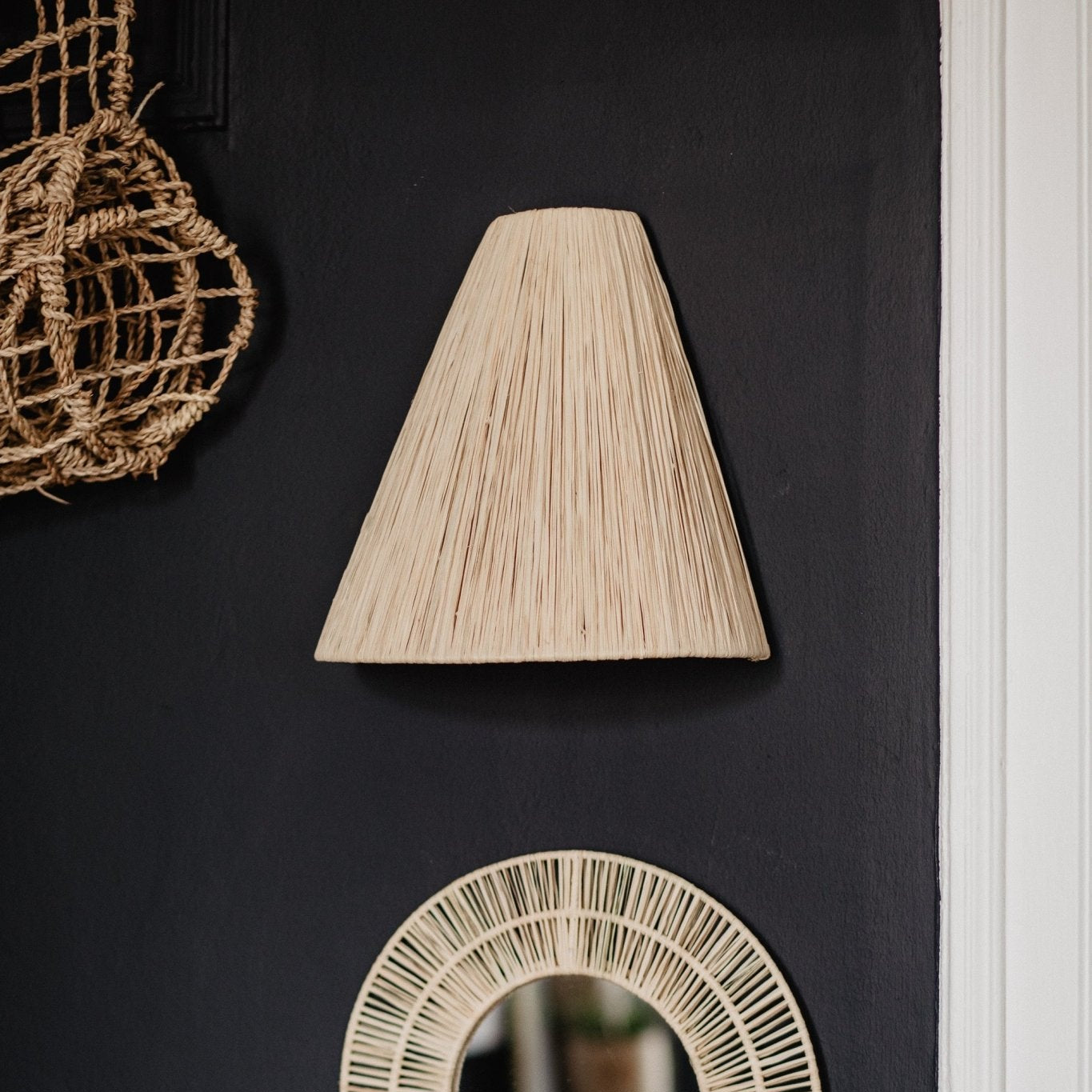 Applique tressée en Raphia Naturel KONO 29x19cm en situation sur un mur gris anthracite - COSYDAR