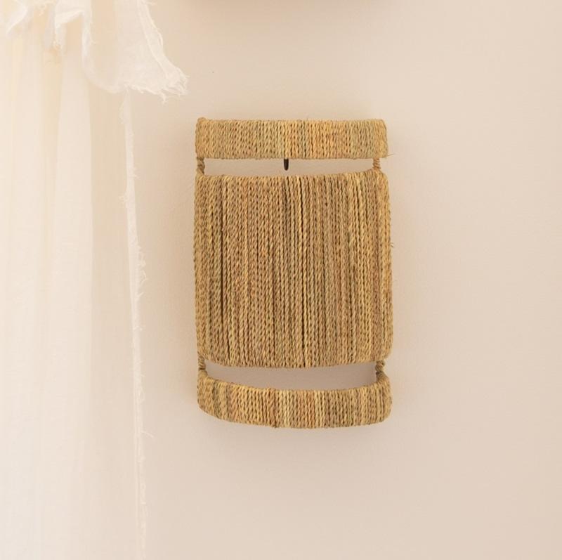 Applique murale en fibres naturelles installée dans une décoration intérieure