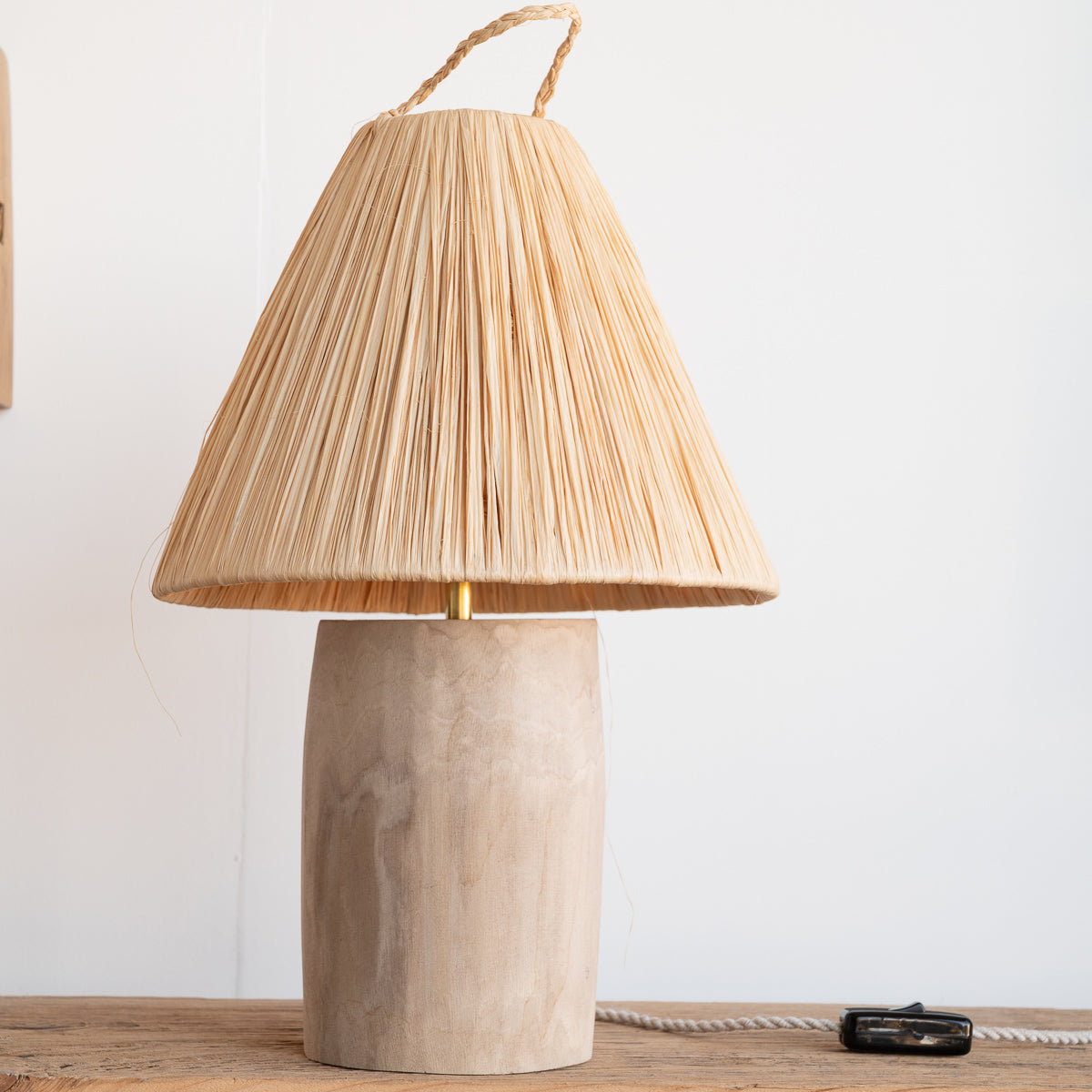 Lampe à poser artisanale TANA base slim bois naturel et raphia conique – Cosydar