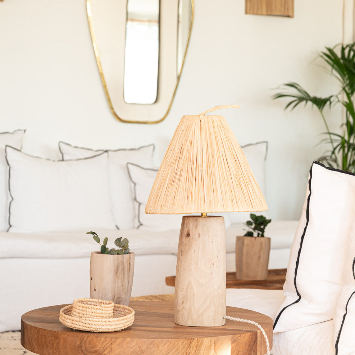 Lampe à poser TANA raphia conique dans un intérieur bohème naturel – Cosydar