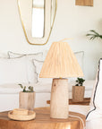Lampe à poser TANA raphia conique dans un intérieur bohème naturel – Cosydar