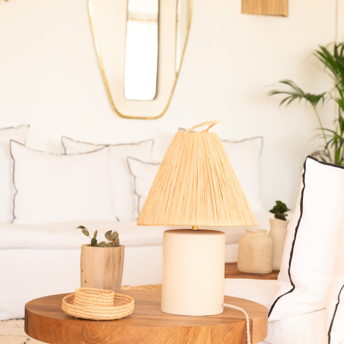 Lampe TANA grès et raphia conique dans un intérieur bohème naturel – Cosydar