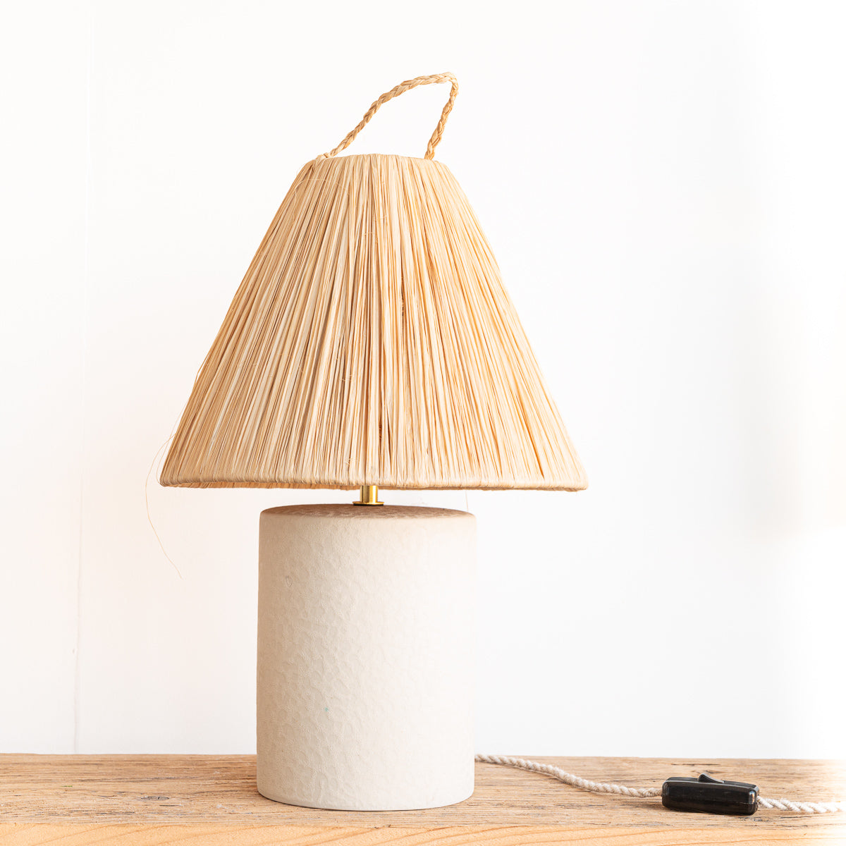 Lampe à poser artisanale TANA grès noir mat et abat-jour raphia conique filé – Cosydar