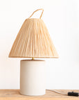 Lampe à poser artisanale TANA grès noir mat et abat-jour raphia conique filé – Cosydar