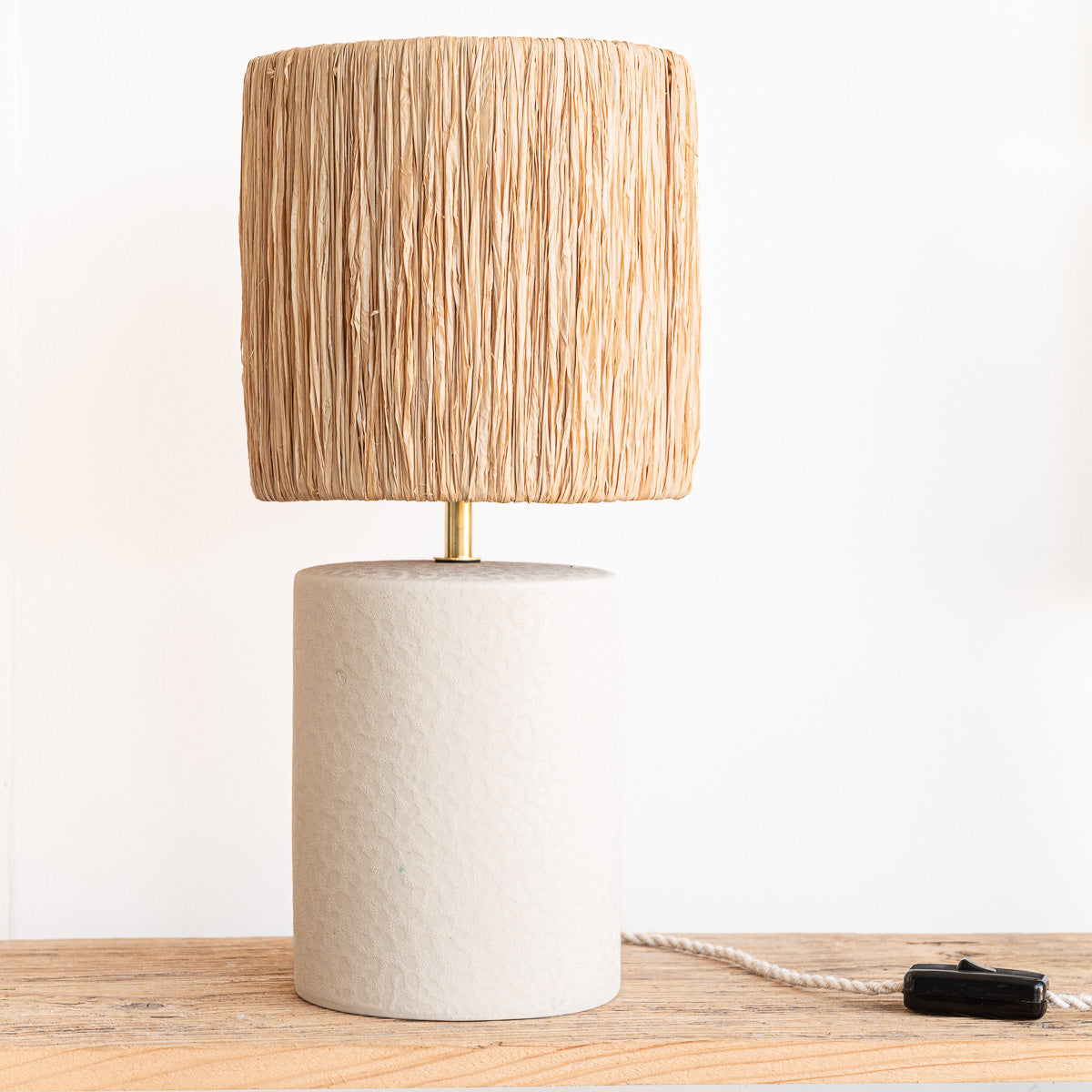 Lampe à poser artisanale TANA grès blanc chaud et abat-jour raphia tressé – Cosydar