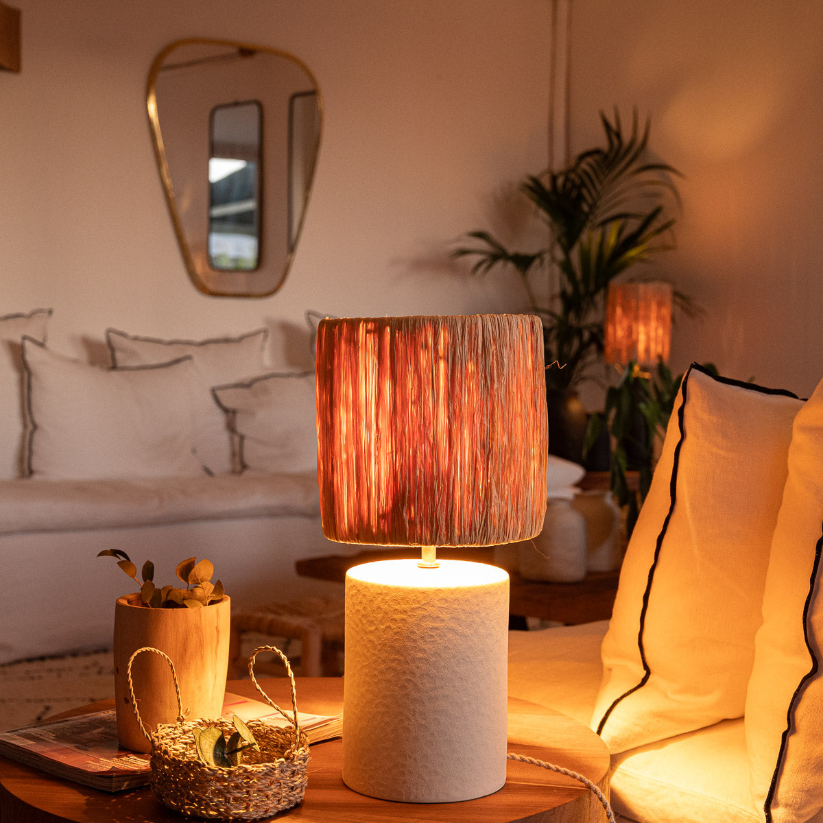 Lampe à poser TANA grès raphia tressé allumée – lumière douce et tamisée bohème – Cosydar