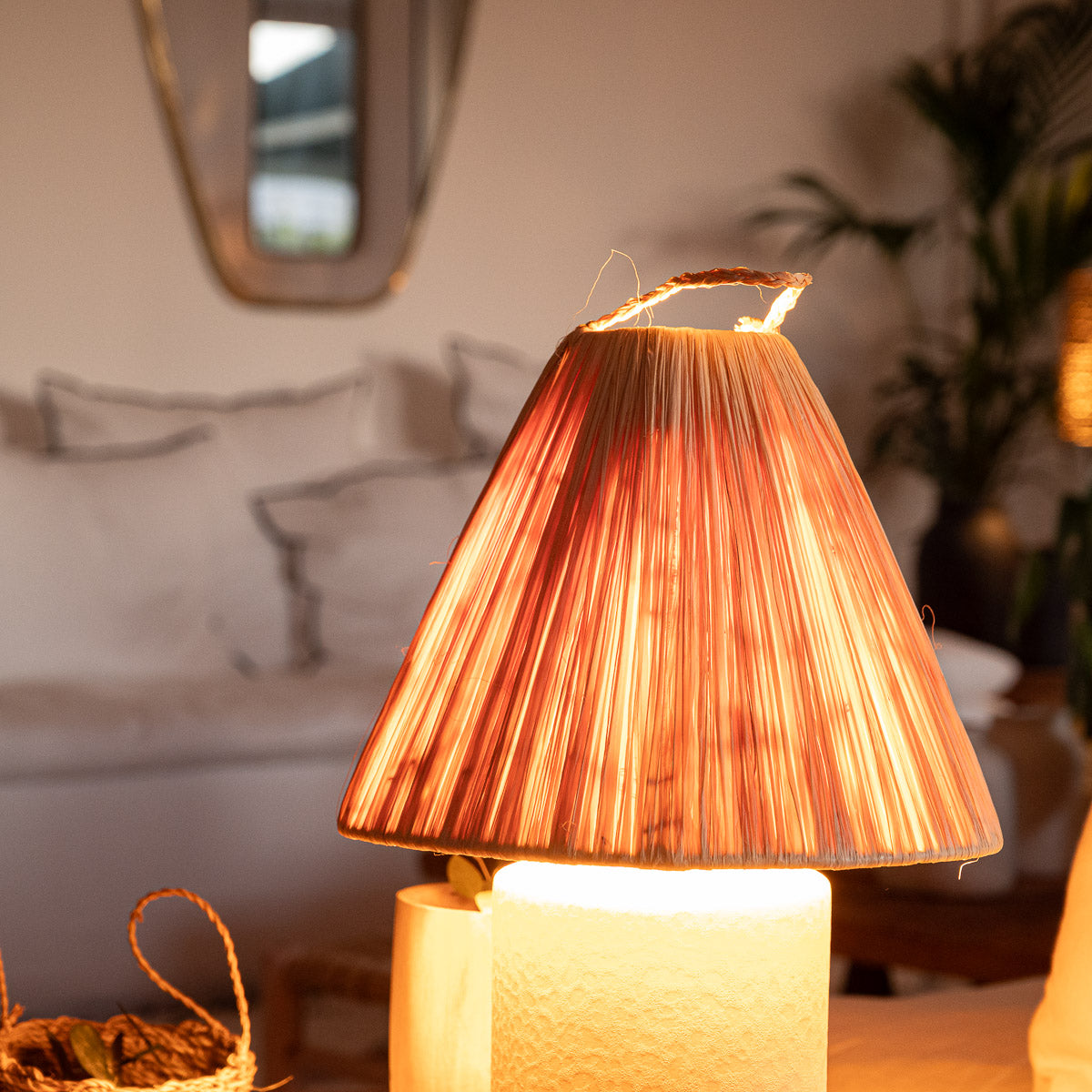 Lampe à poser TANA grès raphia conique allumée – lumière douce et tamisée – Cosydar