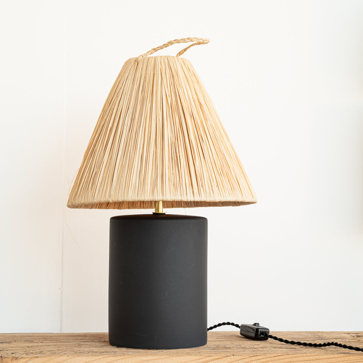 Lampe à poser artisanale TANA grès noir mat et abat-jour raphia conique filé – Cosydar