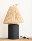 Lampe à poser artisanale TANA grès noir mat et abat-jour raphia conique filé – Cosydar
