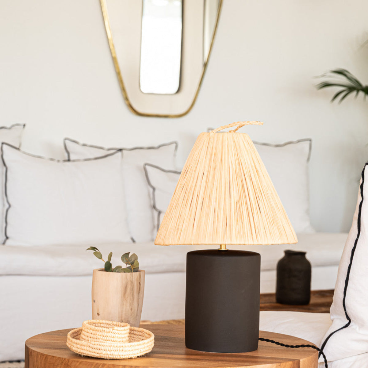 Lampe à poser TANA grès noir mat et raphia conique naturel filé – décoration salon bohème – Cosydar