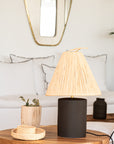 Lampe à poser TANA grès noir mat et raphia conique naturel filé – décoration salon bohème – Cosydar
