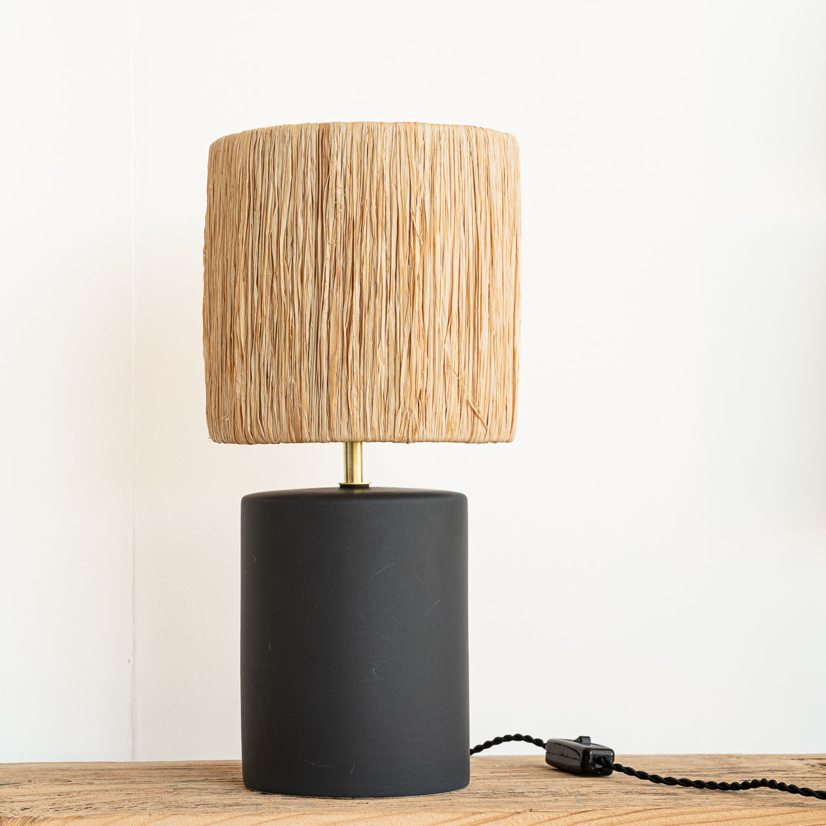 Lampe à poser artisanale TANA grès noir mat et abat-jour raphia tressé – Cosydar