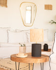 Lampe à poser TANA grès noir mat et raphia tressé – décoration salon bohème naturel – Cosydar