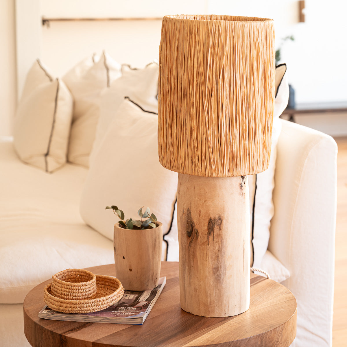 Lampe TANA raphia naturel posée sur table en bois – décoration bohème naturelle – Cosydar
