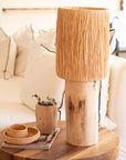Lampe TANA raphia naturel posée sur table en bois – décoration bohème naturelle – Cosydar