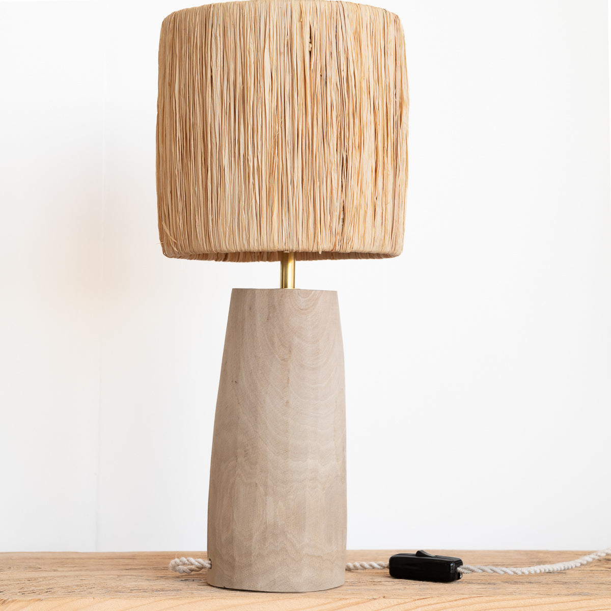 Base en bois naturel sculpté à la main – lampe artisanale TANA – Cosydar