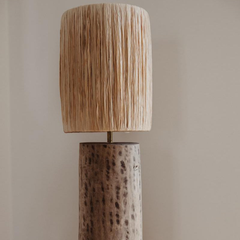 Lampe à poser TANA en bois naturel et raphia tressé à la main – Cosydar