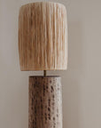 Lampe à poser TANA en bois naturel et raphia tressé à la main – Cosydar