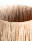 Détail du tressage artisanal en raphia naturel – abat-jour lampe TANA – Cosydar