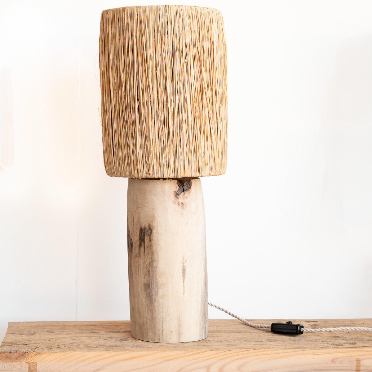 Lampe à poser artisanale TANA – base bois naturel clair et abat-jour raphia – Cosydar