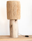 Lampe à poser artisanale TANA – base bois naturel clair et abat-jour raphia – Cosydar