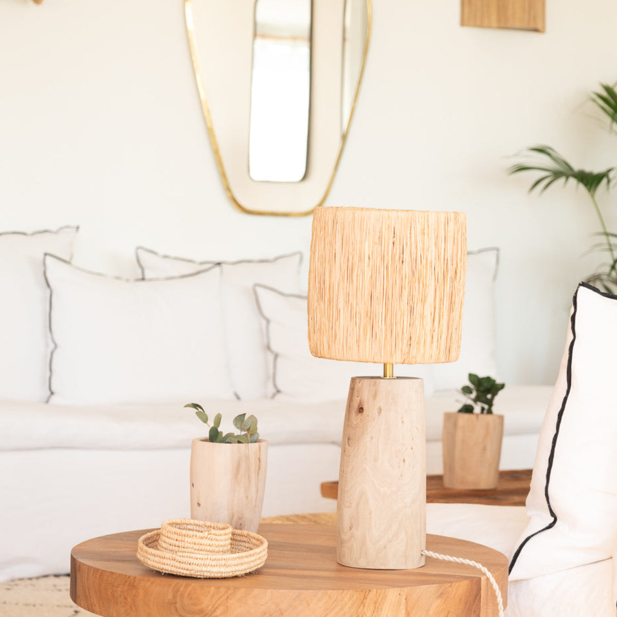 Lampe TANA raphia naturel en situation dans un intérieur cosy – Cosydar