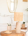 Lampe TANA raphia naturel en situation dans un intérieur cosy – Cosydar