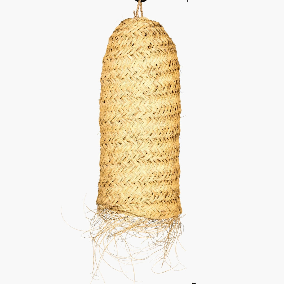 Détail de la suspension en fibre d’alfa naturelle tressée sur fond blanc