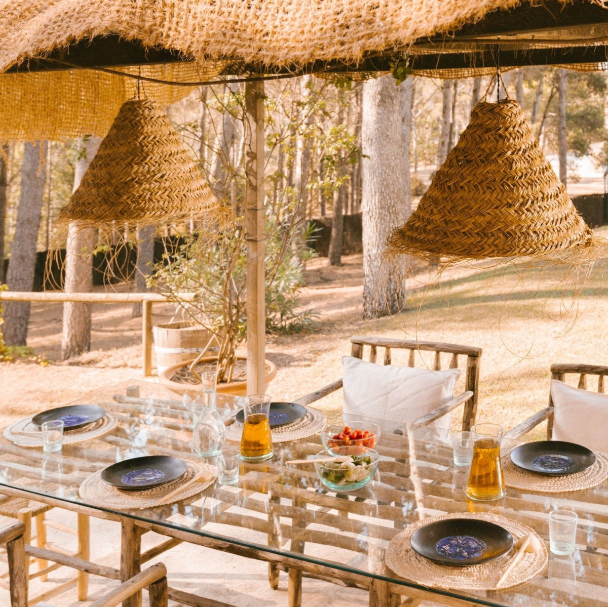 Plusieurs Suspensions luminaire tressées en fibre naturelle au dessus d'une table dans Une véranda - COSYDAR