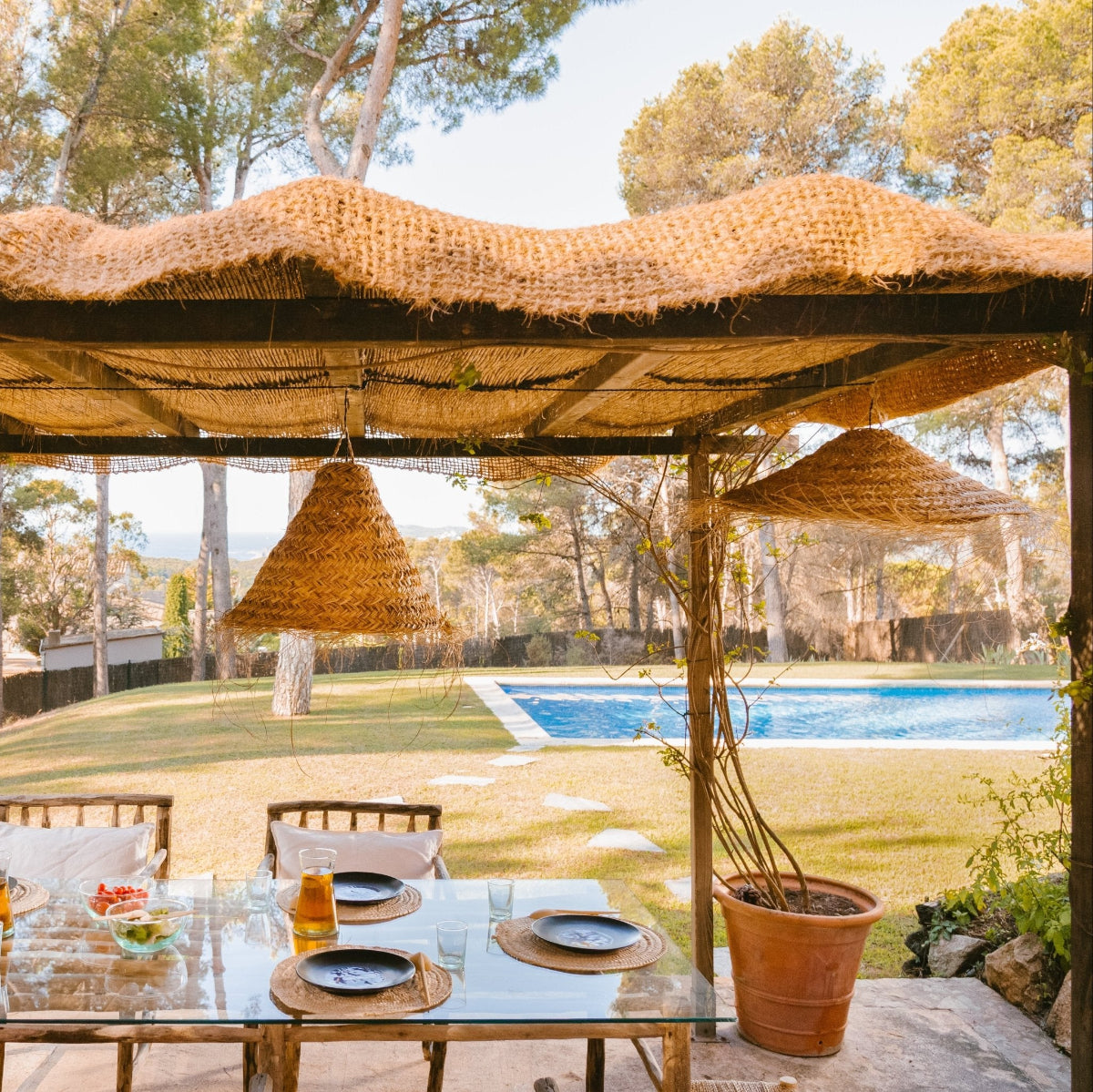 Luminaires tressés suspendues dans une véranda bohème chic - COSYDAR