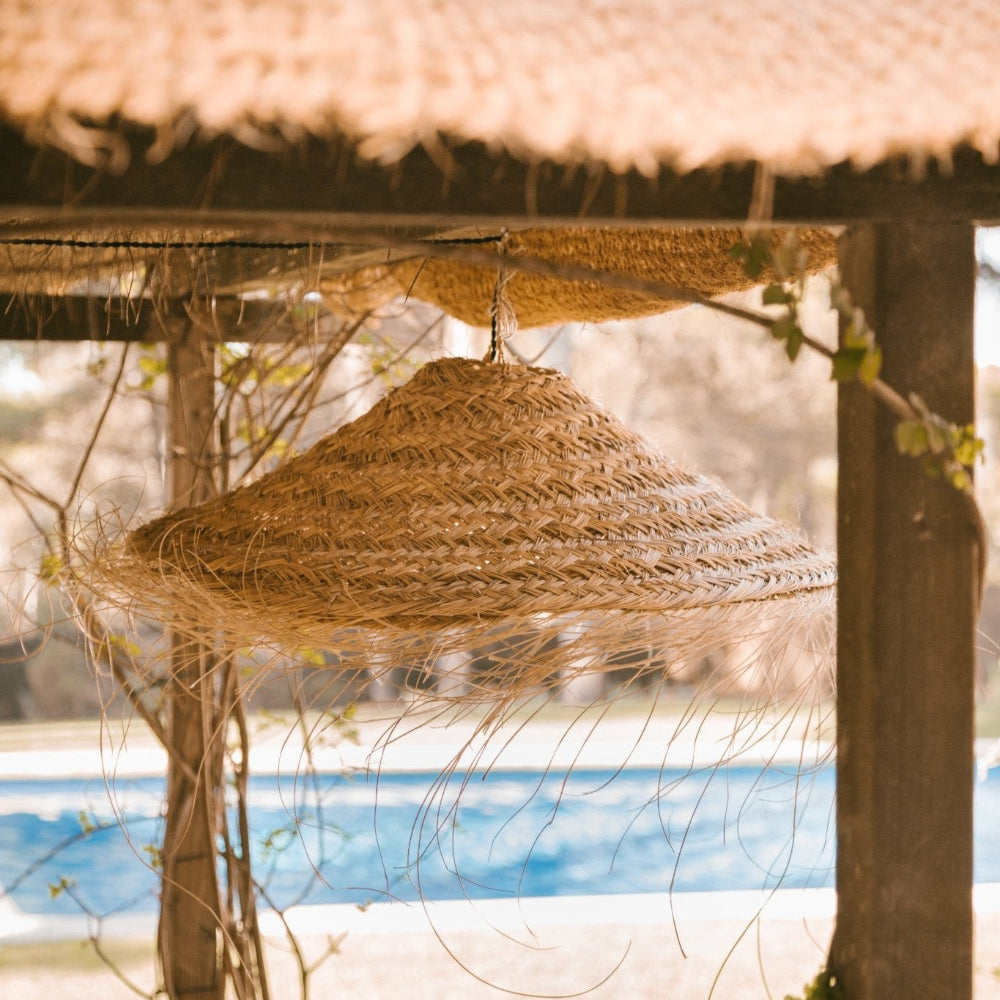 Suspension conique en fibre naturelle Alfa PARASOL dans un espace extérieur couvert