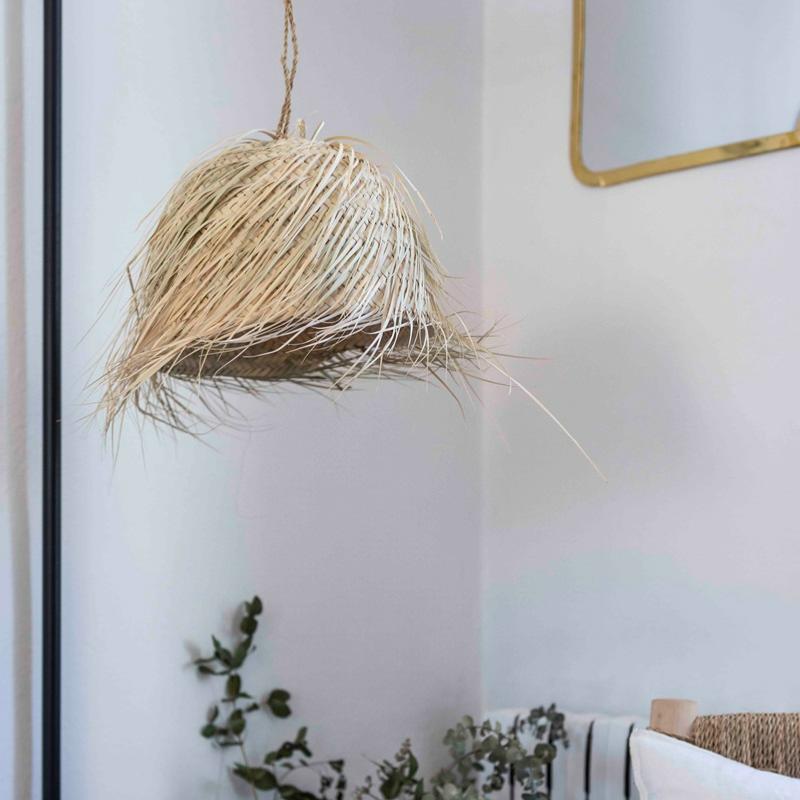 Suspension en palmier nain dans intérieur méditerranéen, lumière naturelle