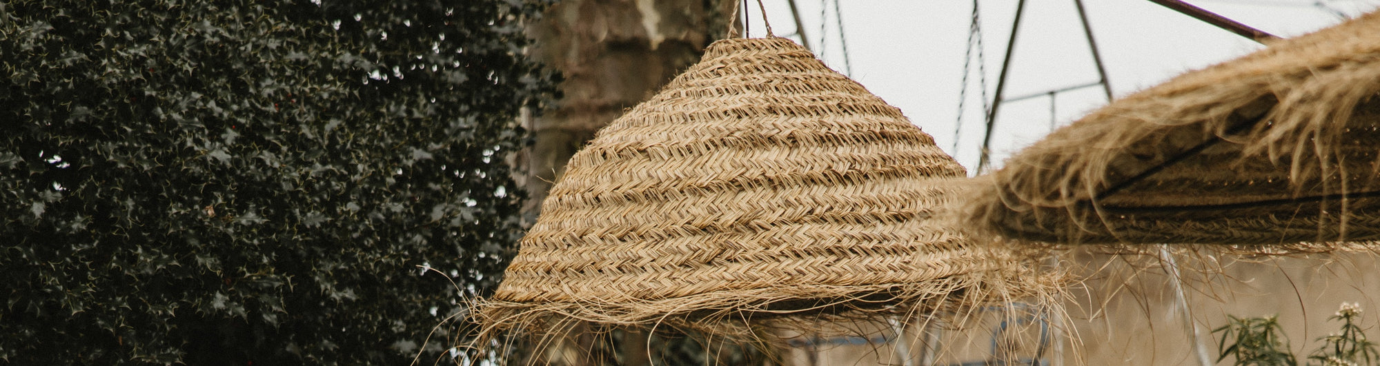 Luminaire ethnique en paille et alfa – suspension décorative idéale pour ambiance chaleureuse