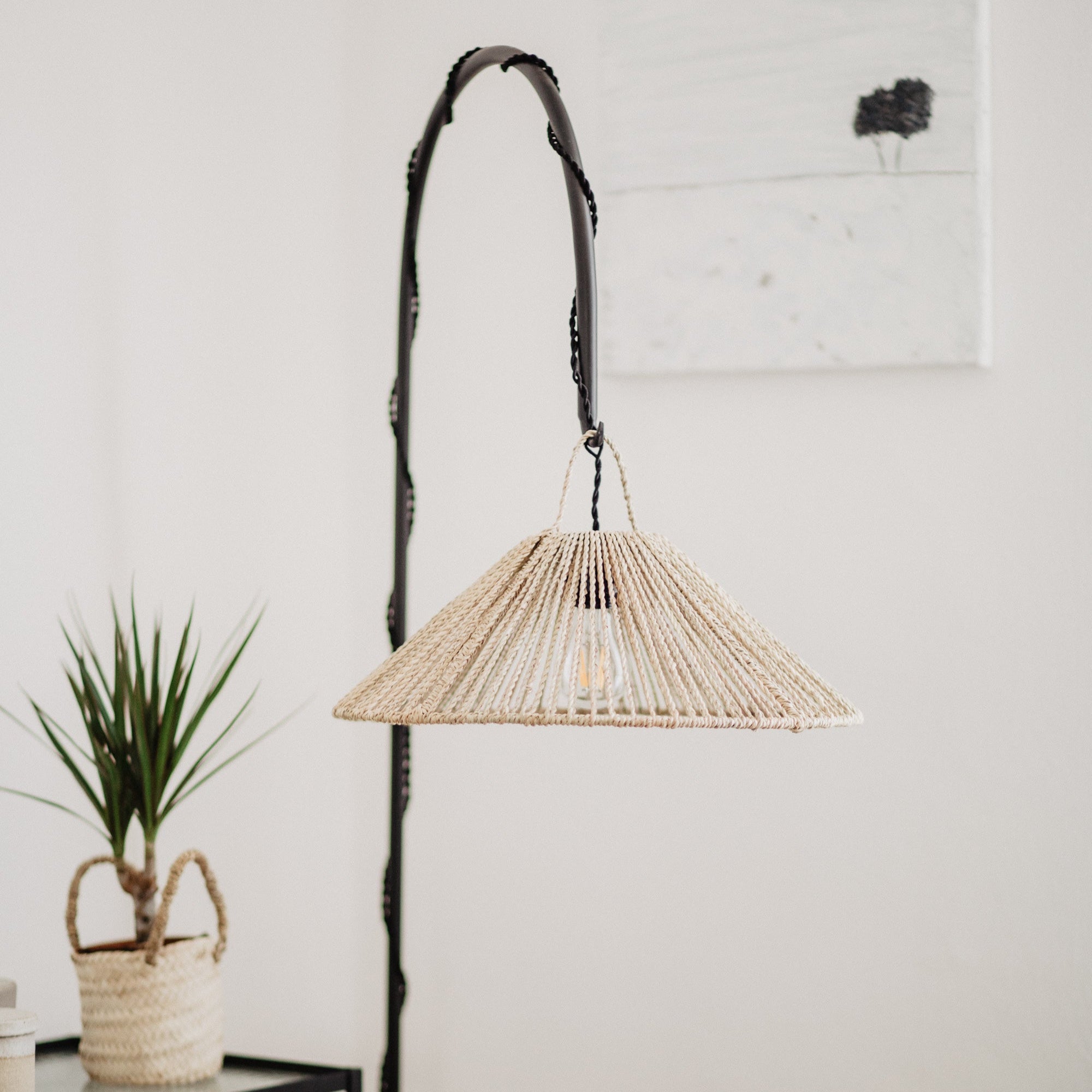 Suspension ombrelle corde de palmier 55cm sur pied de lampe dans un intérieur naturel - création Cosydar