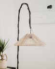 Suspension ombrelle corde de palmier 55cm sur pied de lampe dans un intérieur naturel - création Cosydar