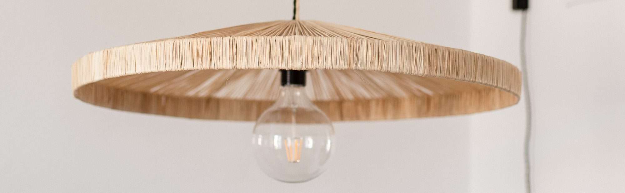 2.	Suspension bohème en raphia – luminaire artisanal en fibres naturelles