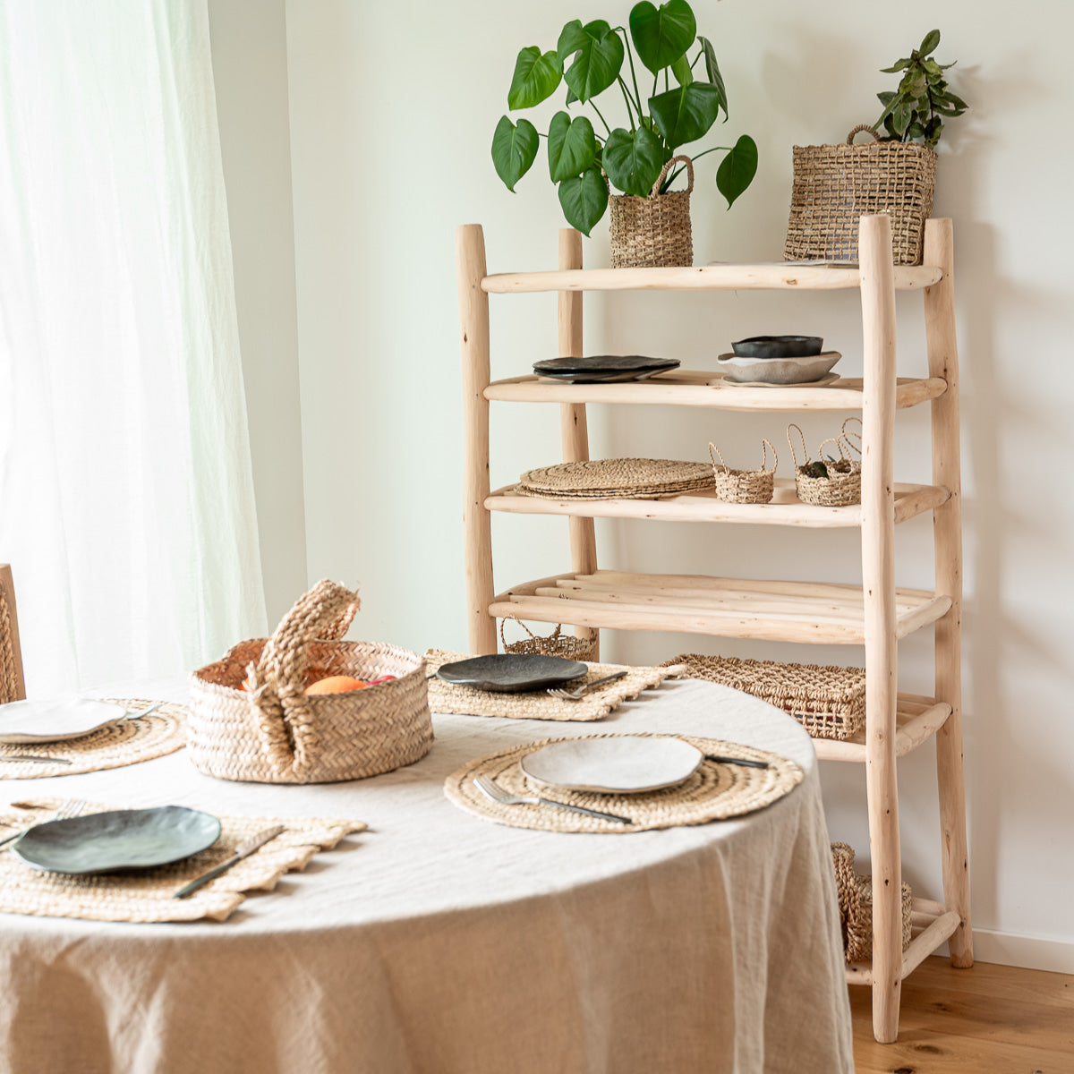 Meuble étagère bois massif brut en décoration salle à manger avec vaisselle et paniers tressés — Cosydar-Déco