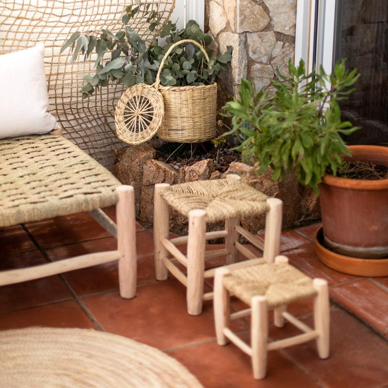 Tabouret marocain artisanal en bois tressé dans une terrasse bohème chic