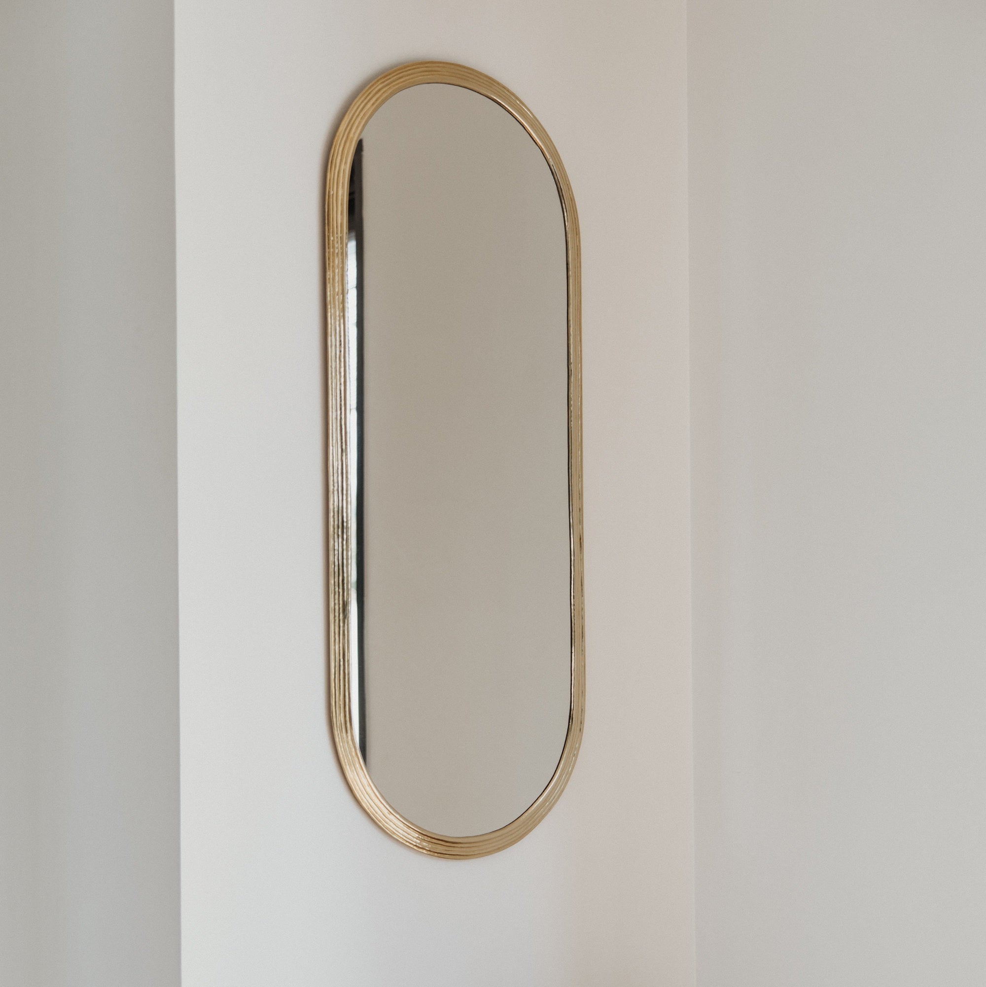 Miroir en laiton doré Cosydar reflétant une décoration naturelle et apaisante.