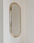 Miroir en laiton doré Cosydar reflétant une décoration naturelle et apaisante.