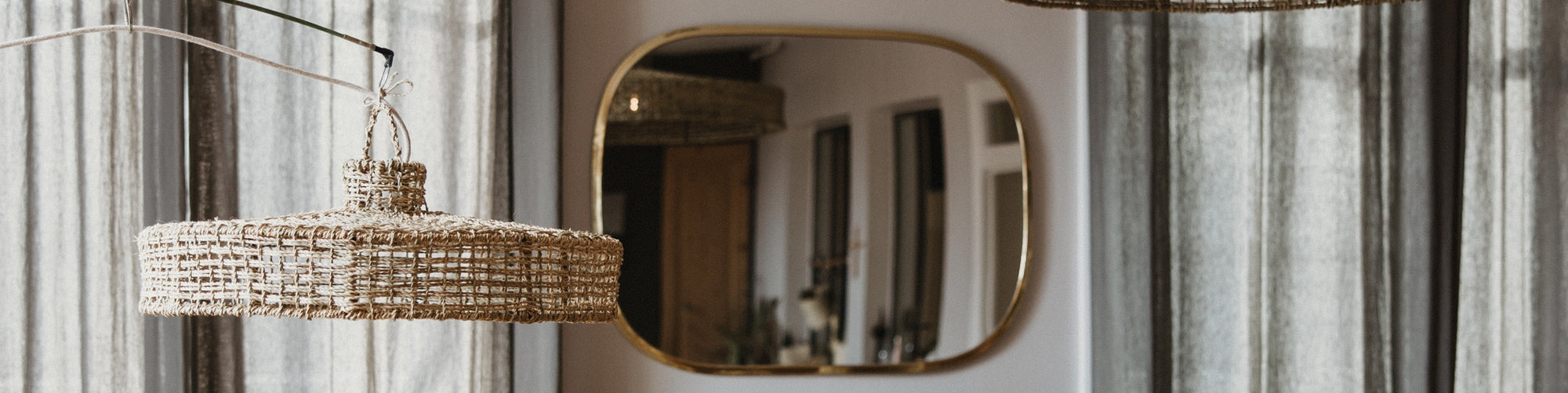 Miroir doré GAMEN fait main en laiton mis en situation dans une cuisine