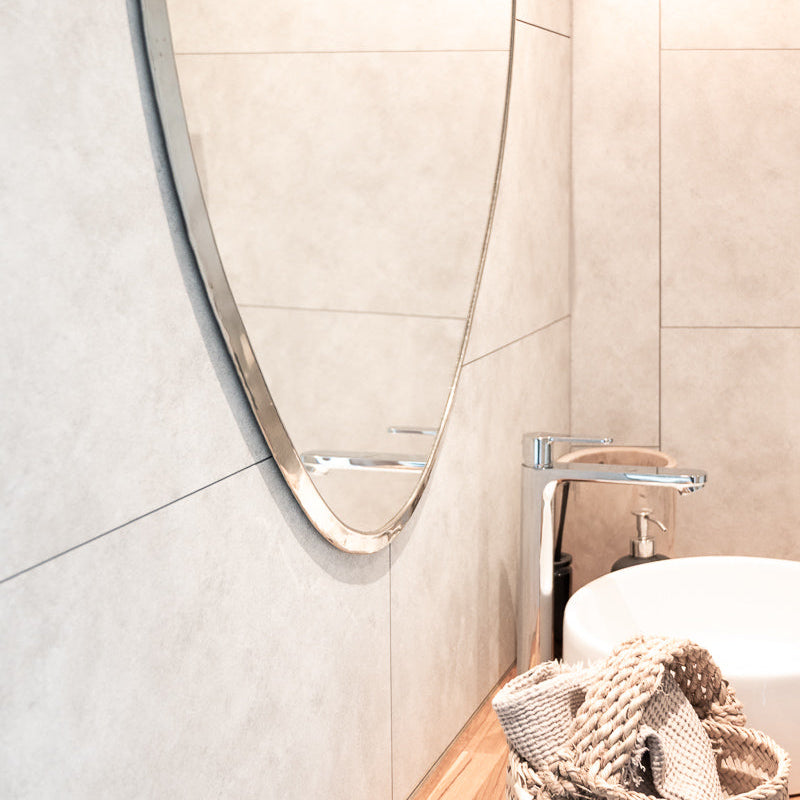 Détail du miroir goutte argenté dans une salle de bain