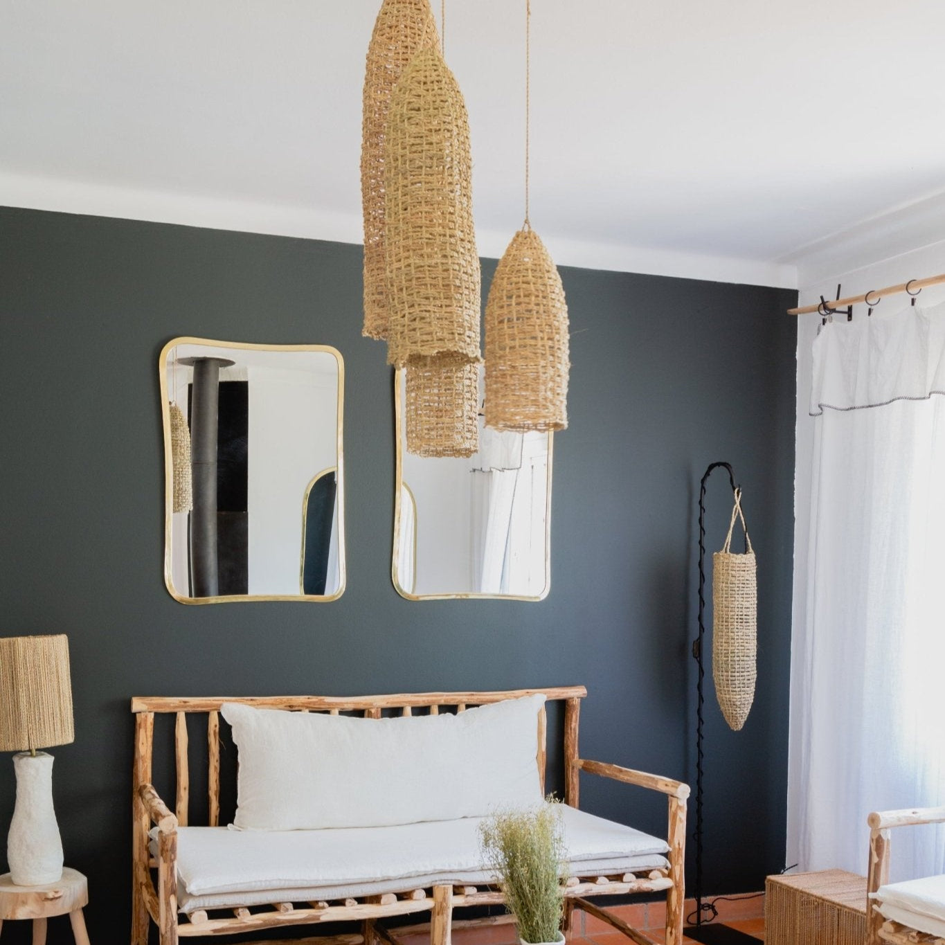 Miroir rectangulaire laiton doré dans salon contemporain mur gris