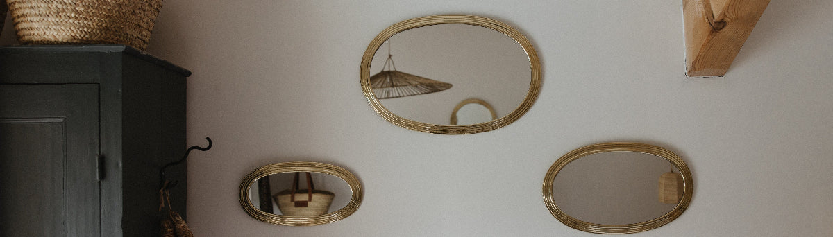 Décoration murale de miroirs ovales dorés dans une chambre bohéme