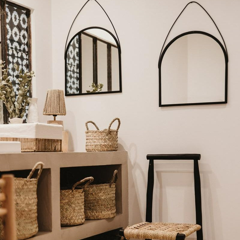 Miroir mural arche en métal noir mis en situation dans une salle de bain