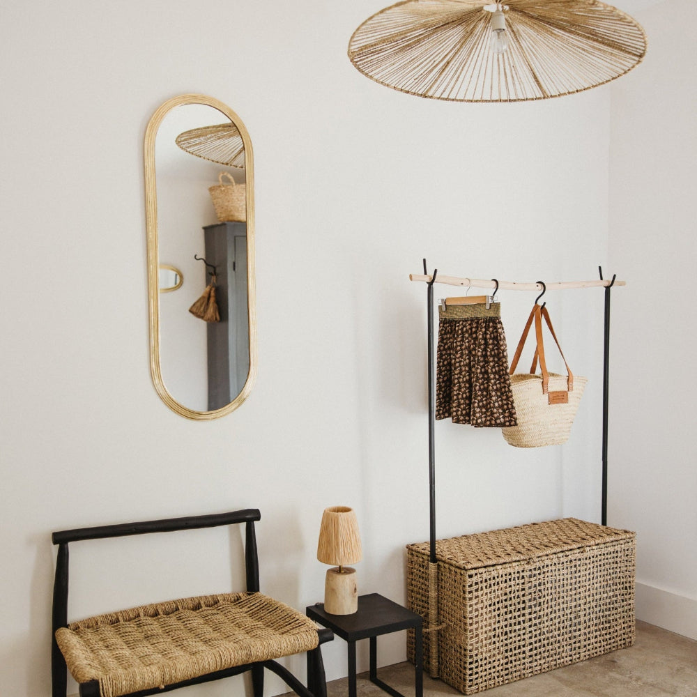 Miroir ovale doré Cosydar accroché au mur, apportant une touche chic et lumineuse à la pièce.
