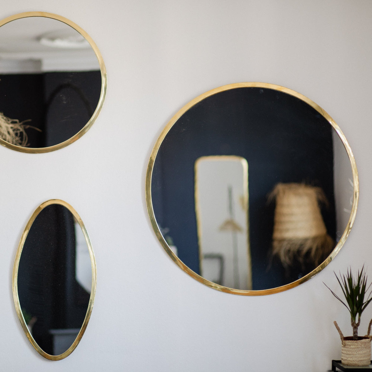 Miroir ovale en laiton doré dans un salon - COSYDAR