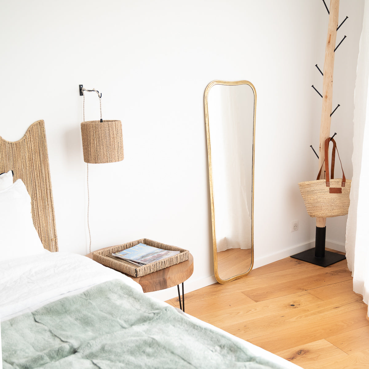 Miroir AURA en laiton mis en situation dans une chambre à coucher COSYDAR